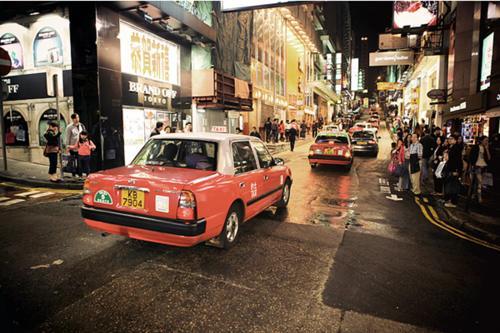 内地人到香港旅游时，为何总被一眼认出？原因有2点