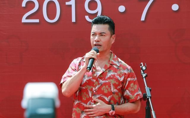 香港影视明星吕良伟到廉江来了