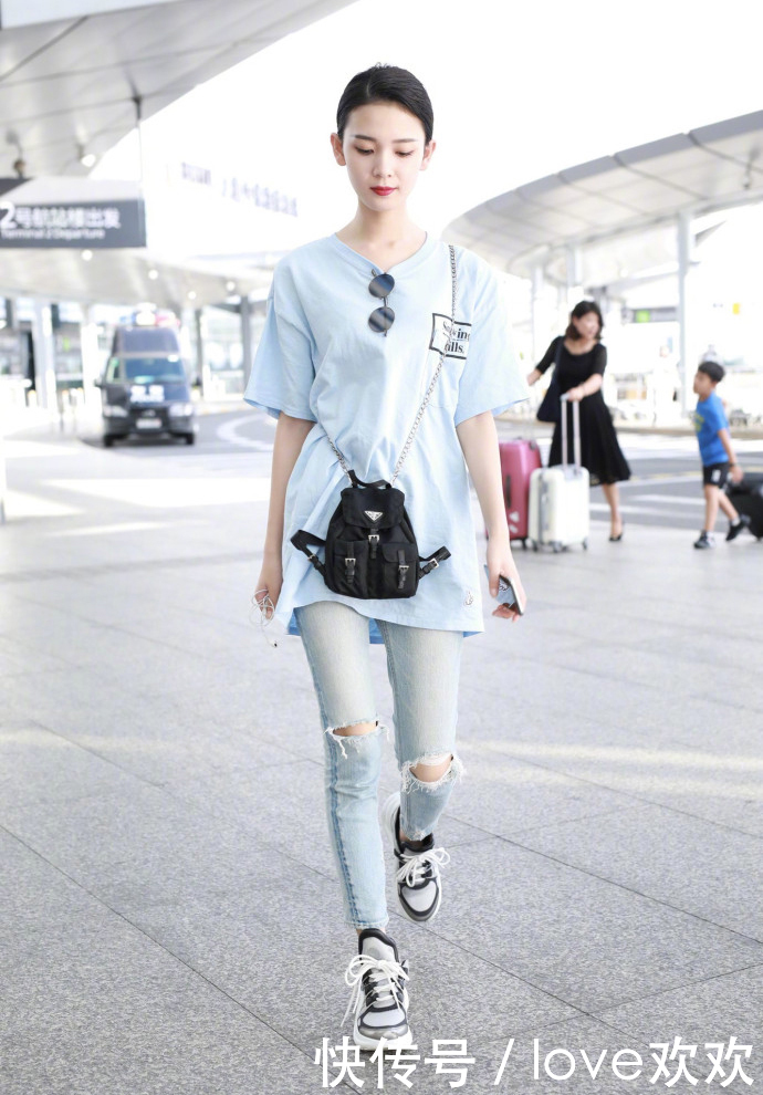 破洞牛仔裤依旧流行！何穗的裤子破洞好大，陈瑶腿真细