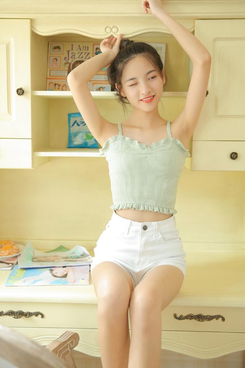 吊带长腿美女清新白嫩美女图片