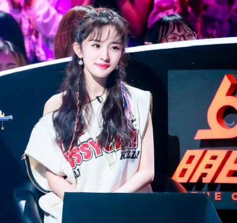 杨幂撞衫国际化，从韩国全智贤英国凯特王妃到维密天使，竟然没输