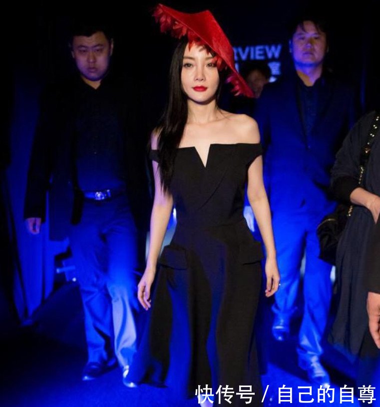 李小璐真敢穿，一件纯黑色的连衣裙演绎贵妇时尚