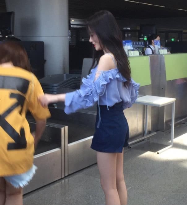 鞠婧祎穿这么紧的短裤，居然还有缝隙，网友：这腿简直跟棍一样