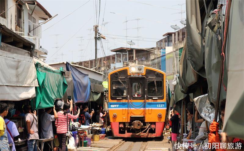 世界上最危险的菜市场，火车每天来回经过8次，次次擦肩而过