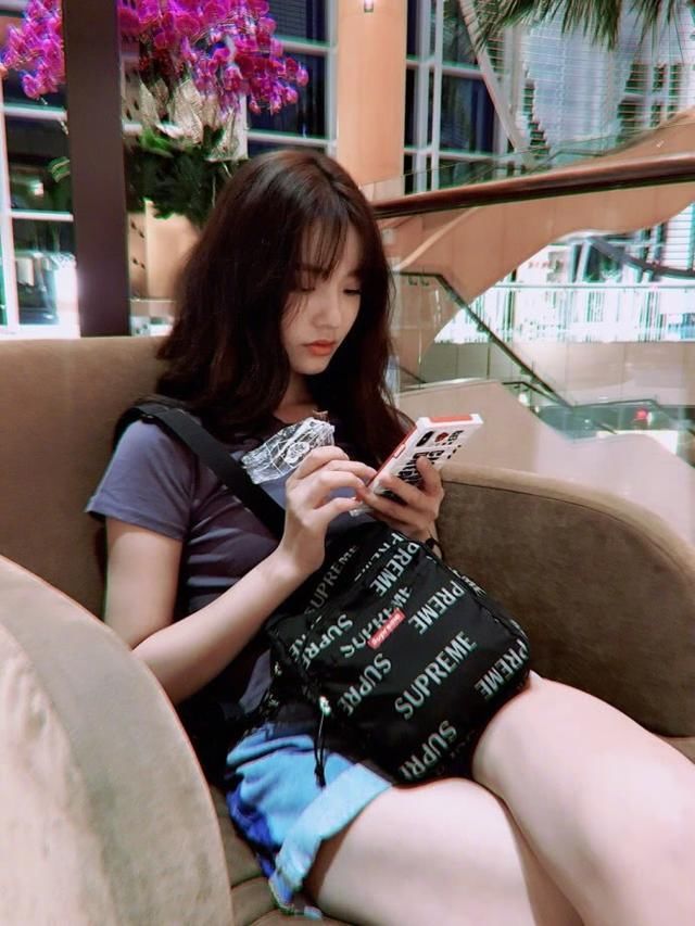 林允剪了个空气刘海，显嫩10岁不止，可看到她的腿我沉默了!