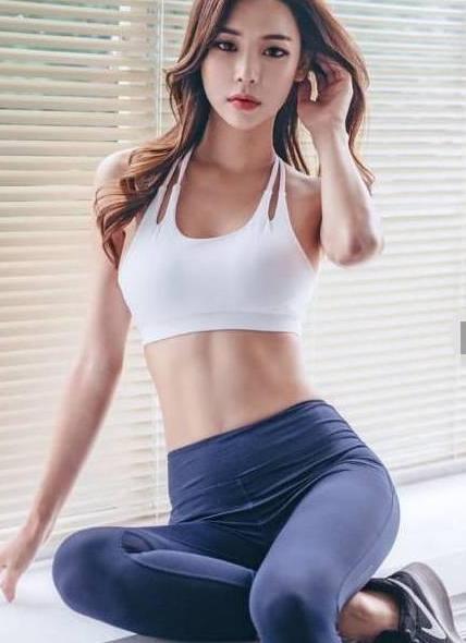 身形优美的打底裤美女，成熟有气质，回头率十足！