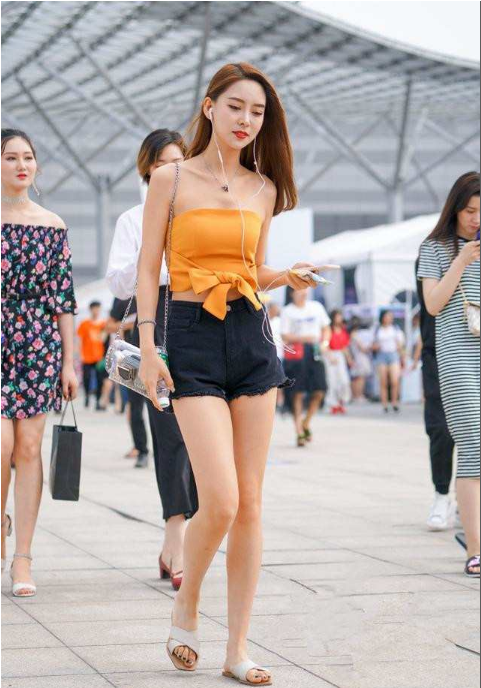 街拍：姑娘典型的网红长相，瓜子脸太好看了，看起来很养眼！