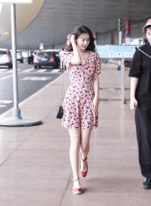  [碎花]春天里的碎花裙，过了40岁女人最趁手的＂武器＂！温婉知性且减龄