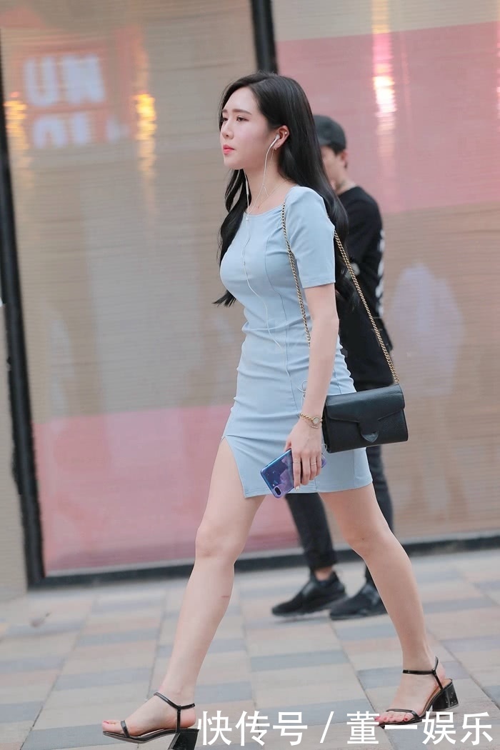 包臀裙清爽又简约，小姐姐穿得真合身，显得身材窈窕更抢眼！