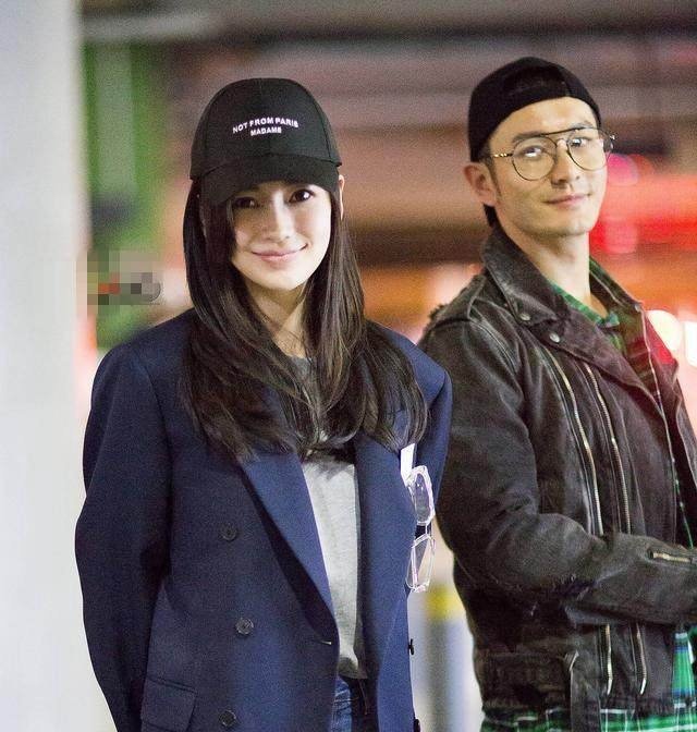 40岁黄晓明机场街拍装嫩，陈伟霆鹿晗最爱的破洞牛仔裤你真敢穿呀