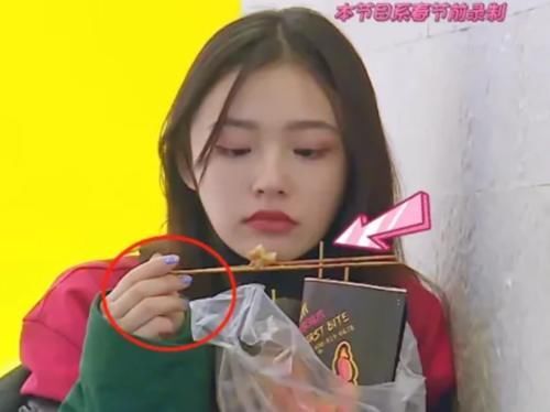 【极致】有种“土到极致”叫林允的美甲，颜色看似又脏又俗，却让常人无法驾驭