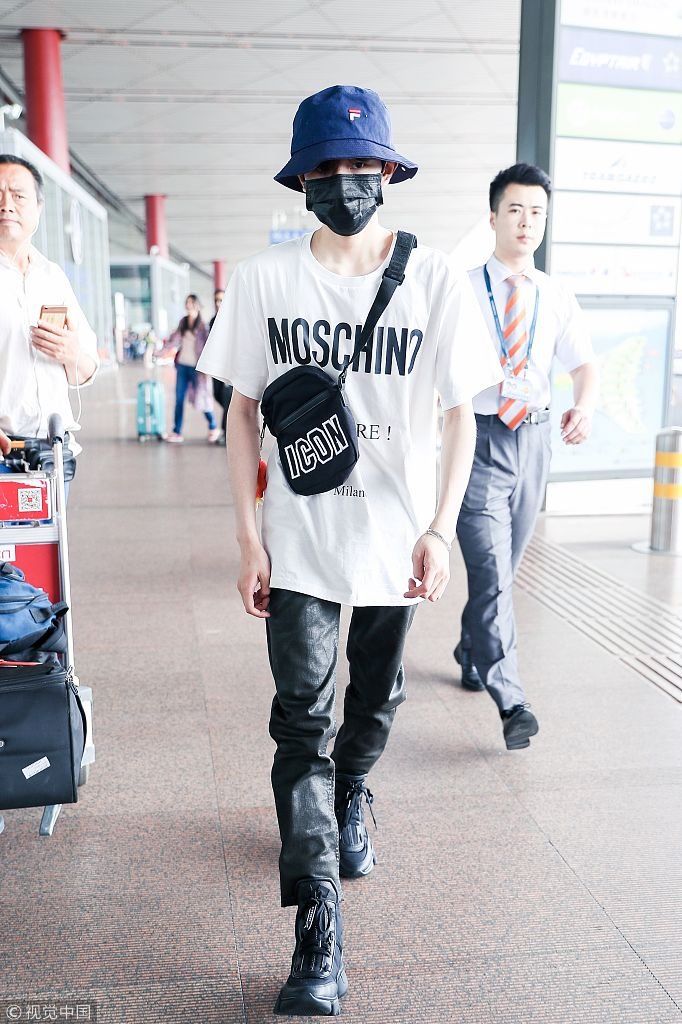 王源白T配渔夫帽显清爽呆萌气质  麻杆腿细过女孩气哭肥宅