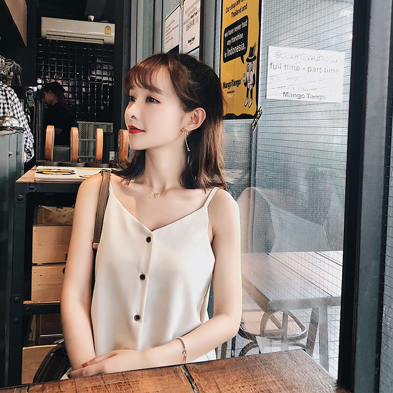 难怪越来越多的女人不穿裙子，炎炎夏日穿这样的吊带背心，超好看