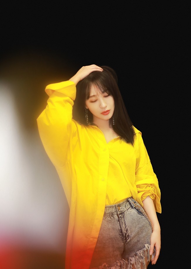 李菲儿的黄衣服太晃眼了，好身材穿抹胸衣烂裤子，还配了鱼鳞鞋！