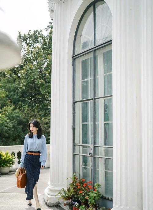  『条纹』春季怎么穿？三木告诉你，浅蓝色衬衫搭配条纹半身裙，优雅复古