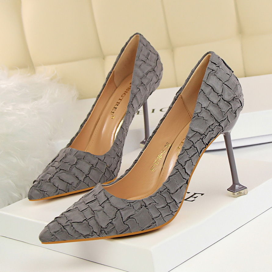 进社会的女生别穿小白鞋啦，这6双高跟鞋让你从土妞进化成女神