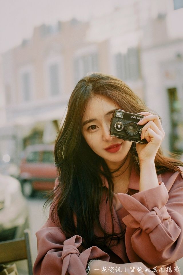 人像摄影：小姐姐看上去显得唯美动人，很是清爽，很是随意