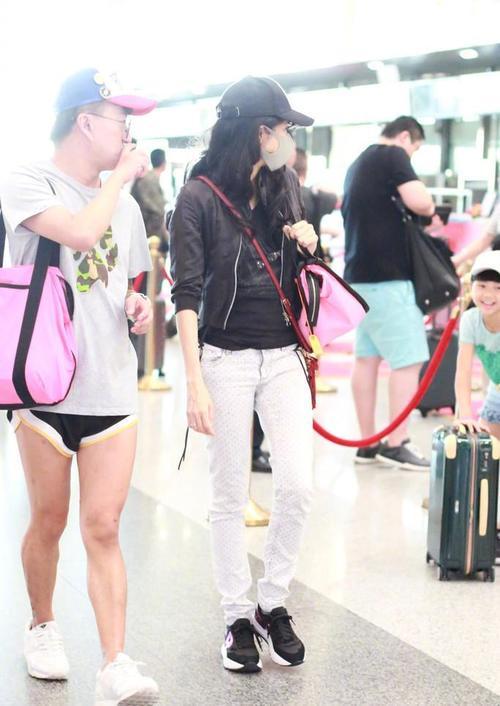 莫文蔚难得秀回身材，却被男助理的“美腿”抢了风头，网友：服！