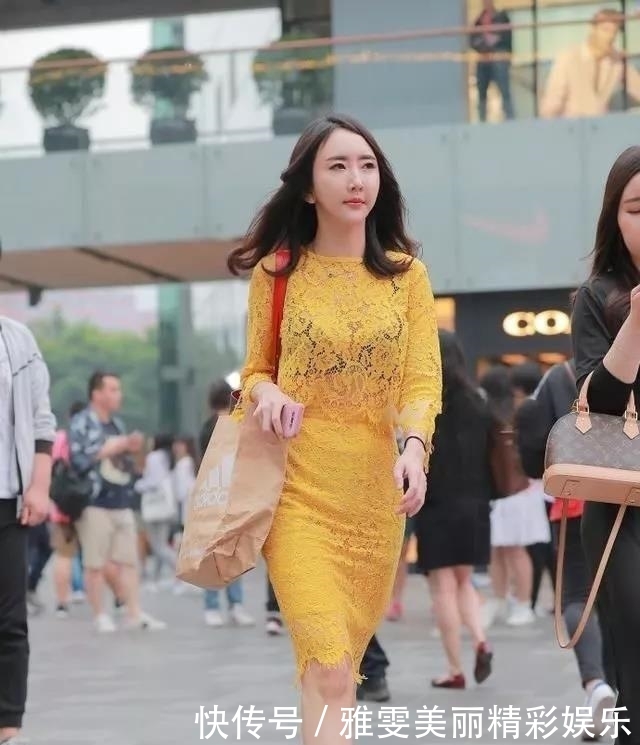  [小姐姐]街拍：黑色上衣配短裙，细长美腿遇上黑色高跟鞋，太美了