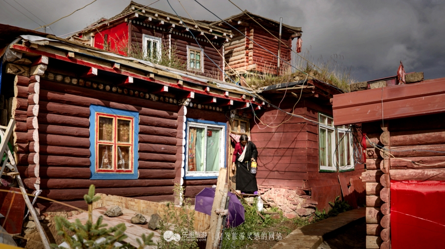 色达佛学院:小木屋磊叠出世上最大的佛学院