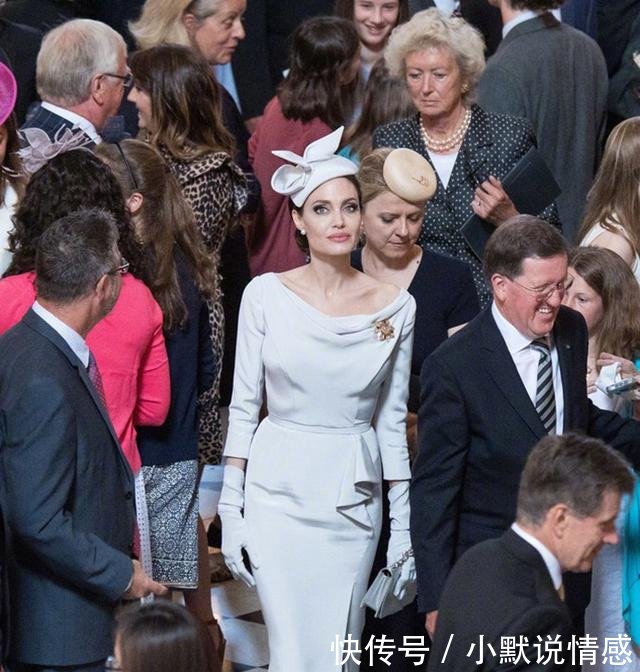 43岁朱莉暴瘦成纸片人，靠气质依然艳压全场，网友这才是真女神