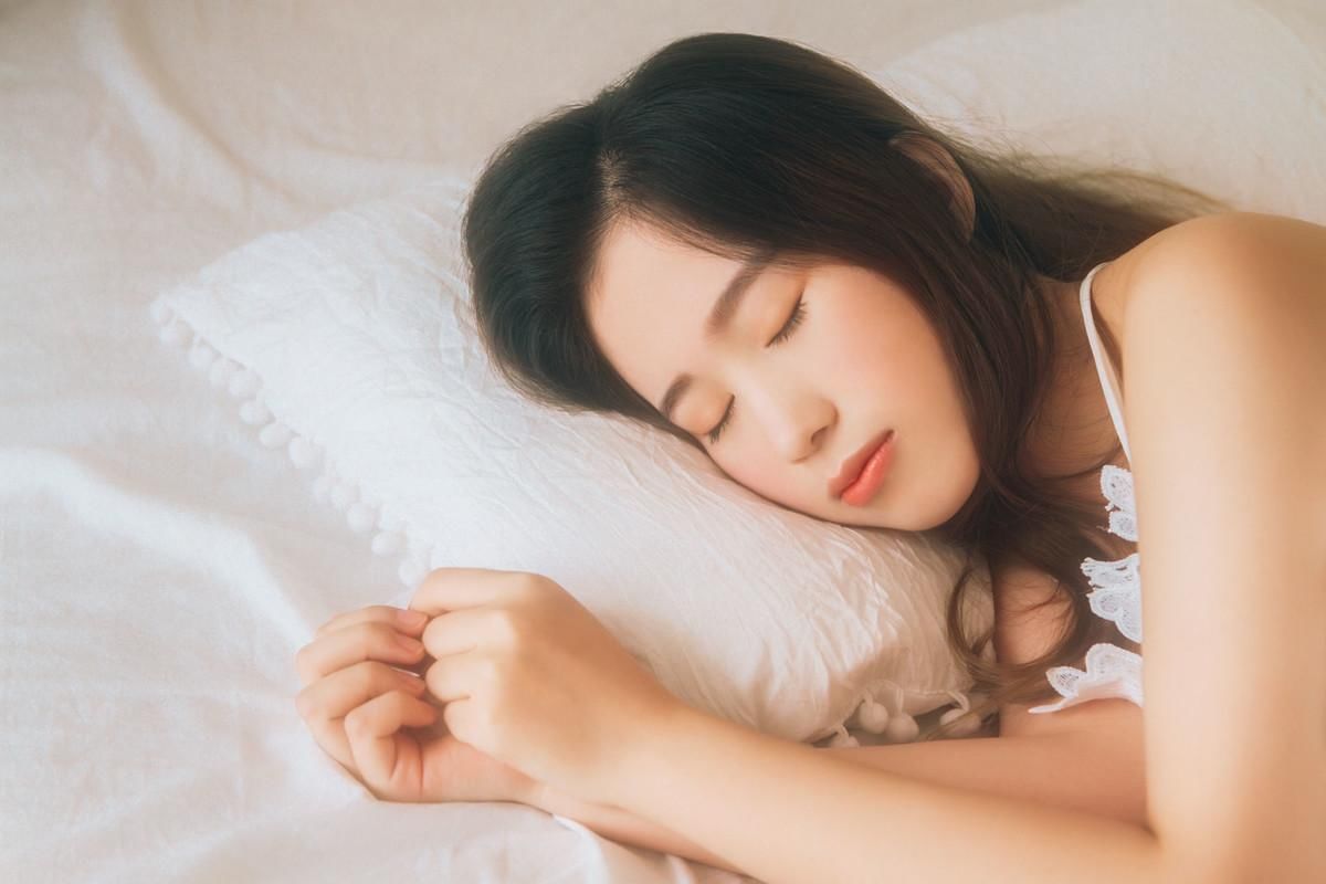 极品美女性感吊带裙诱人私房图片