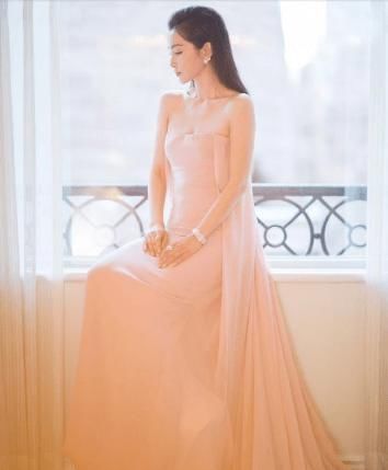  『女人』女人已过40少穿连帽卫衣牛仔裤子，条纹衬衫搭配牛仔裤子，真显年轻