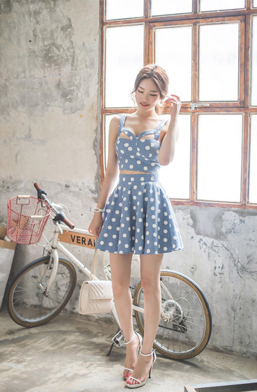 室内美女写真集：吊带上衣搭配短裙，展示傲人身材，性感又时尚！