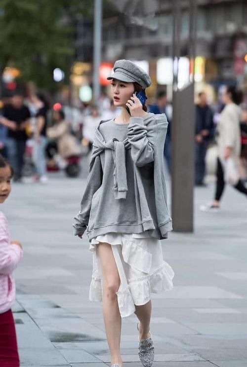 「条纹」街拍:小姐姐条纹带鲜艳色彩、拼接的元素增加了单品的趣味性