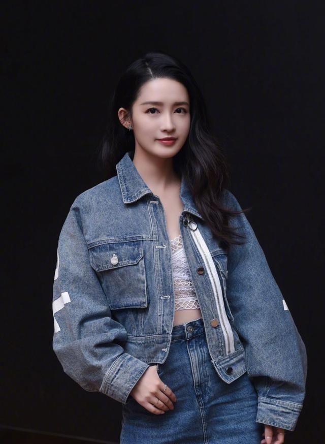 『镂空』《中国机长》主演之一李沁身穿白色镂空内搭接受采访,空姐服超美