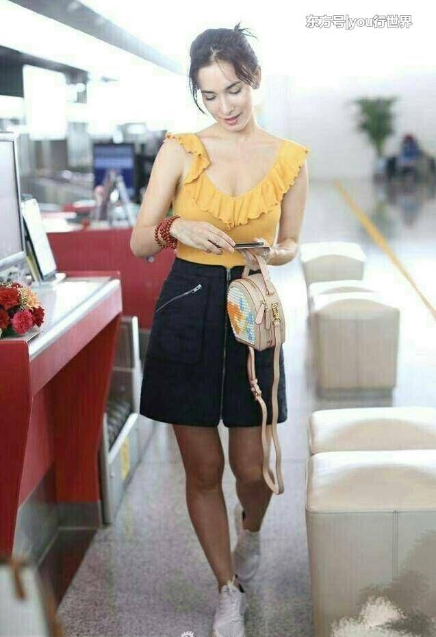 看卢靖姗穿紧身裤挺惊艳的!网友:这种裤子很挑人，穿不好就腿粗
