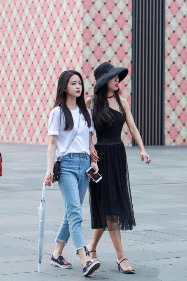 街拍美女：优雅可爱肌肤白皙，完美身材霸屏！