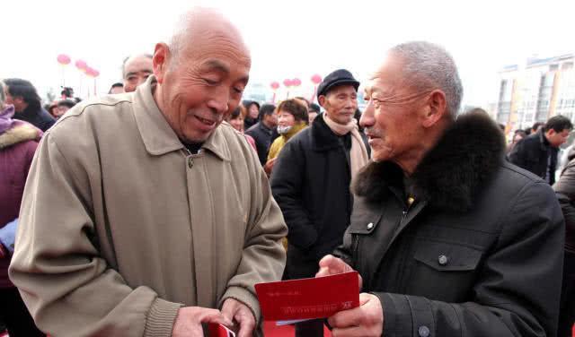 如果延迟退休两年，到退休后多给你2千元，你愿意吗？为什么？