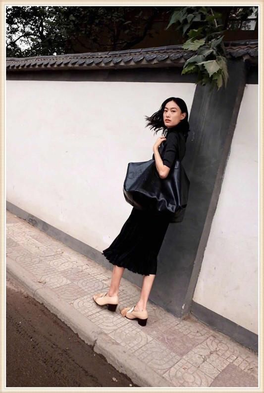 秦舒培不得了！竟把丝袜当裙子穿，网友：冠希哥的女人胆子就是大