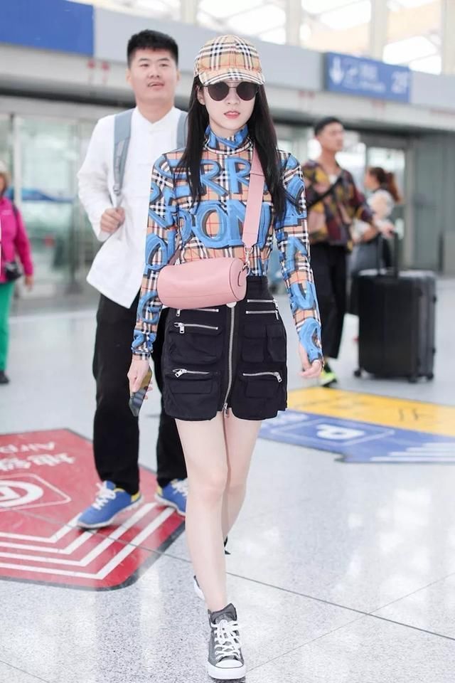 张雪迎撞衫欧阳娜娜，光看腿就够了!网友:没有对比就没有伤害