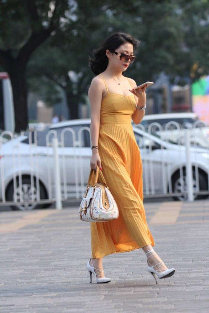 成熟女人穿上吊带裙, 瞬间清爽时尚起来, 释放十足女人味