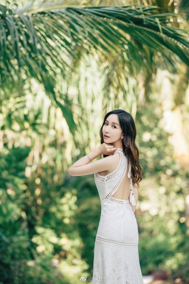 娄艺潇赤脚漫步在林间小路，清新脱俗的气质，她身穿素雅白色长裙