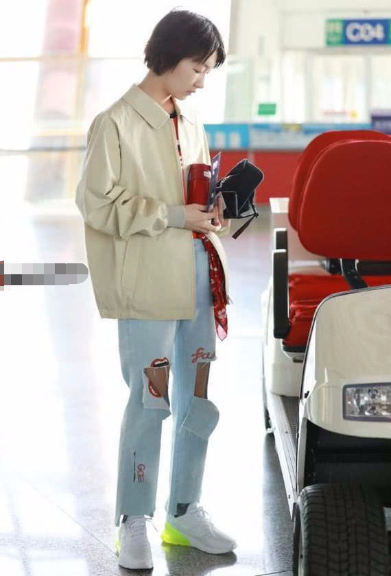 周冬雨的鞋子简直绝了！鞋跟里面竟然灌了好多水？不怕踩爆它？