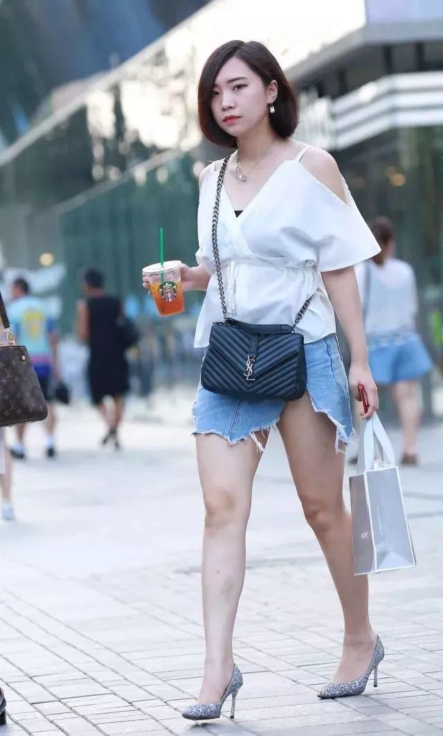 街拍:漂亮的美女,牛仔短裙很有个性