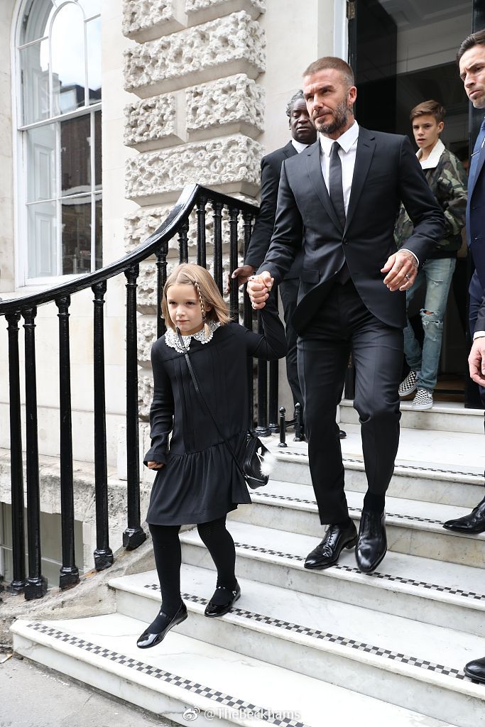 贝克汉姆带小七看时装秀 小七好像小仙女