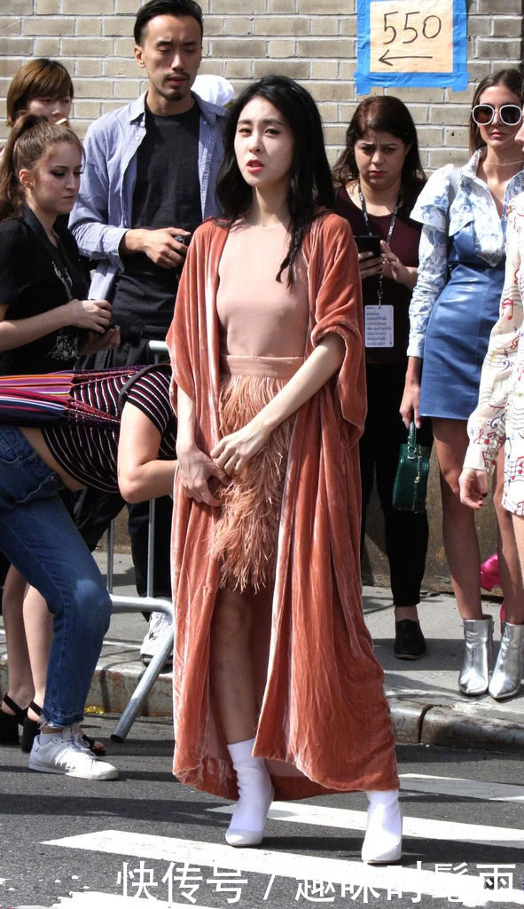 路遇张碧晨,在无美颜的镜头下这腿吓到我了,网友:穿上裤子吧!