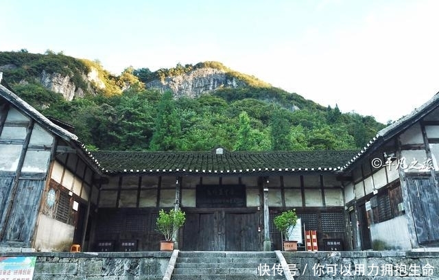 贵州大山里的一个山洞，有半个足球场大，杨虎城被关在这儿8年