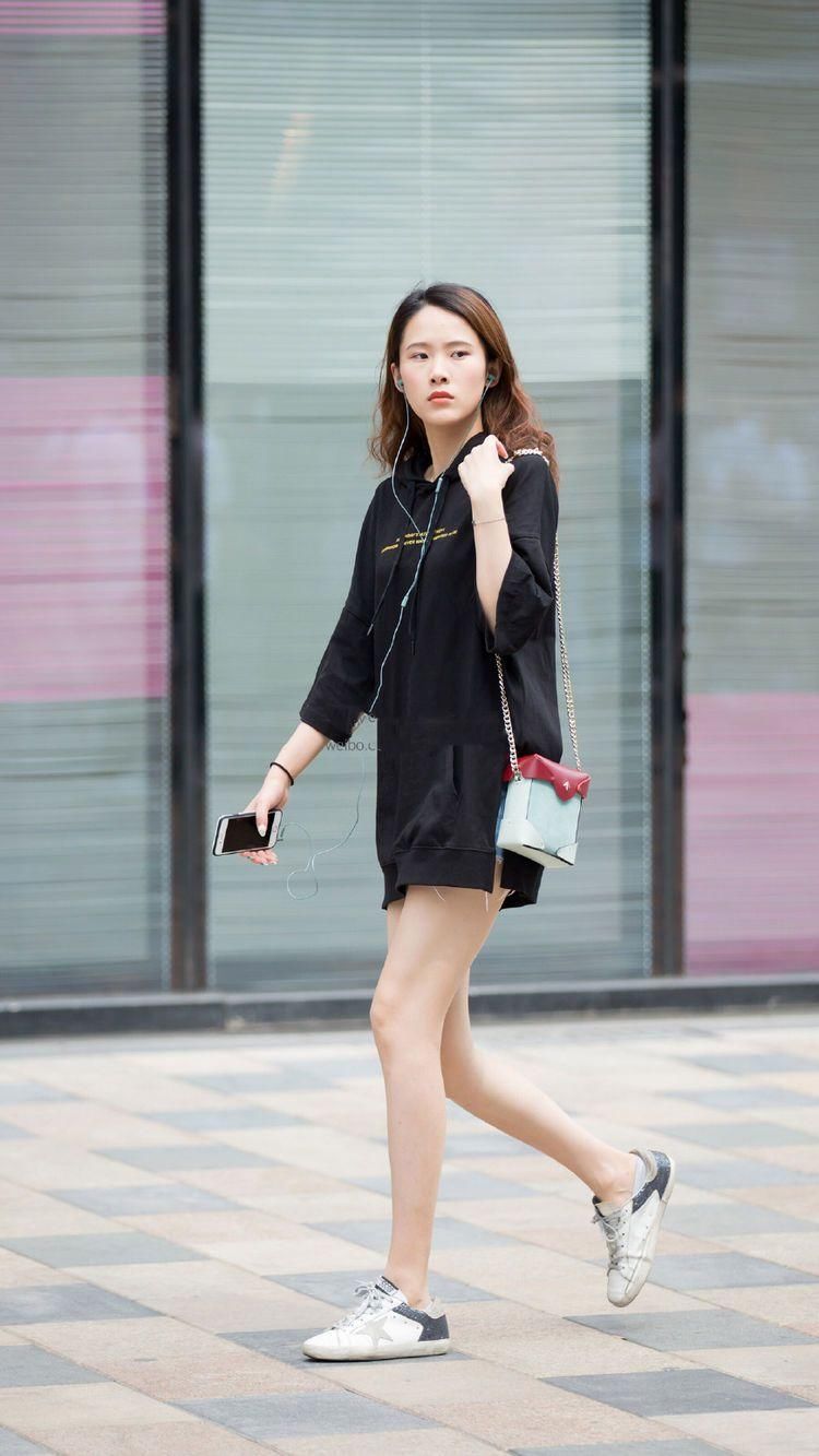 街拍:三里屯的姑娘个个都是花容月貌的大美女，穿衣搭配时髦性感