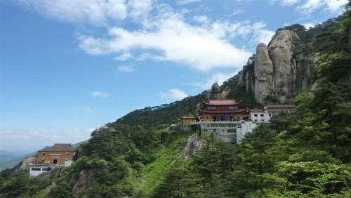 世界上最大的天然佛像,因形似观音,被誉为“观音峰”