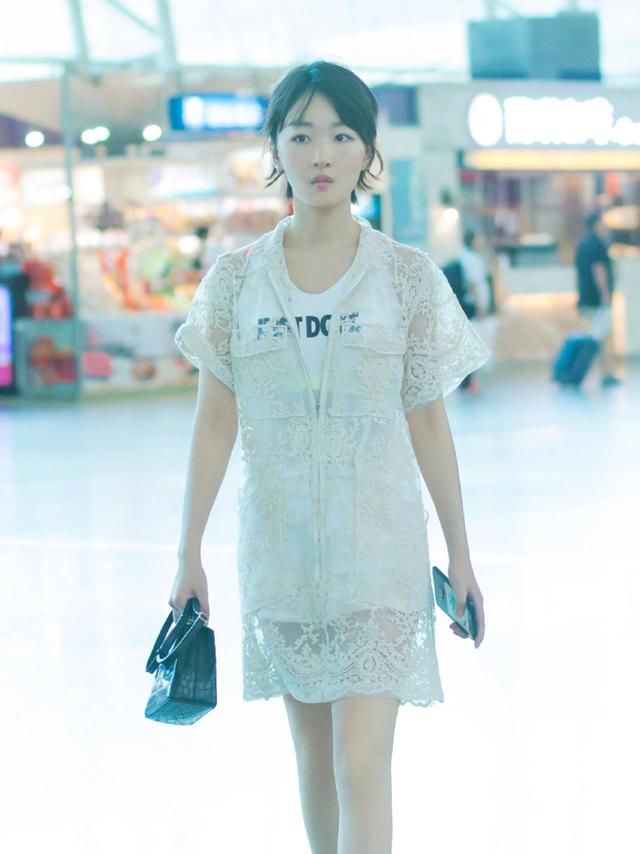 周冬雨换新发型？穿吊带裙白到发光，网友：学窦靖童？