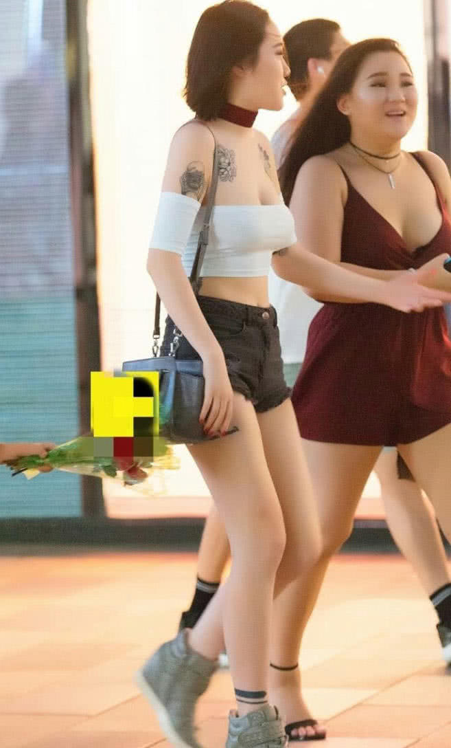 性感美女一字肩内衣青春浪漫，网友：一下子又回到了恋爱的感觉