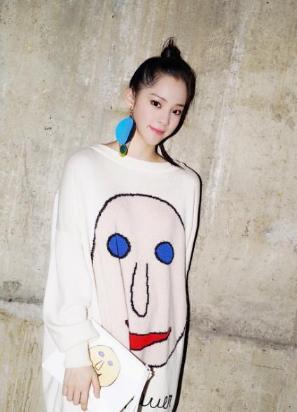 鞠婧祎和欧阳娜娜同时玩下半身失踪，网友：小奶猫和女神的差距！