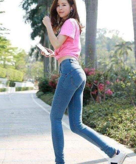 紧身裤修身又有型，妹子这么穿，优雅有女人味