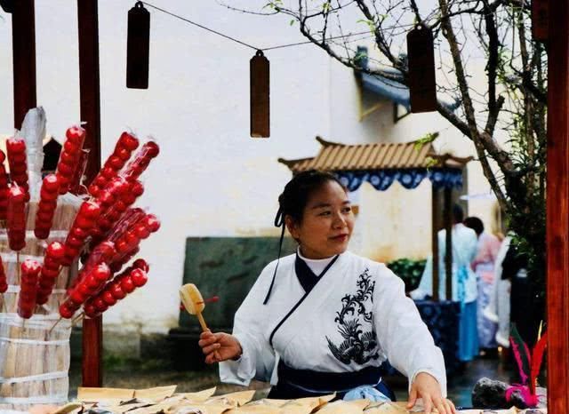 不穿汉服不让进景区，买票了也不行，很多游客表示：很喜欢这规定