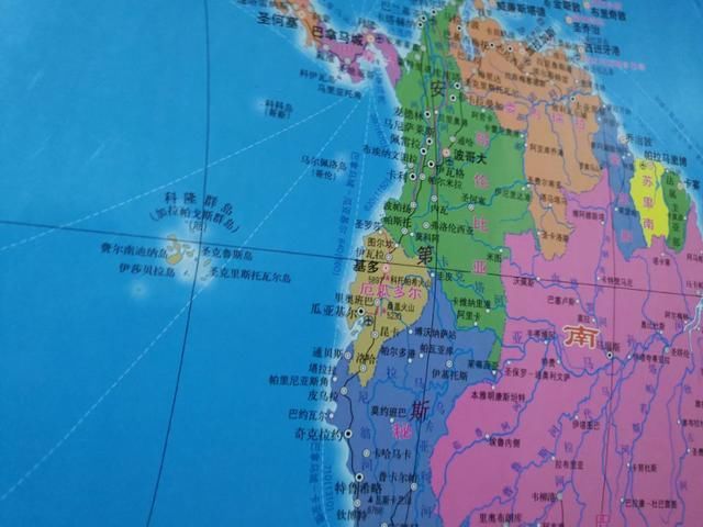 此地位于赤道地区，却有寒带动物生存，丰富物种启发达尔文进化论